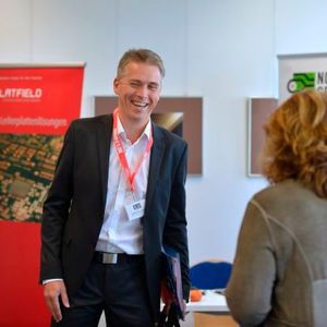 Martin Bernreiter von abatec electronic solutions war aus Österreich angereist. Hier plaudert er mit Moderatorin Claudia Mallok und EP-Chefredakteur Johann Wiesböck.(Bild:  Johannes Untch/Vogel Business Media)