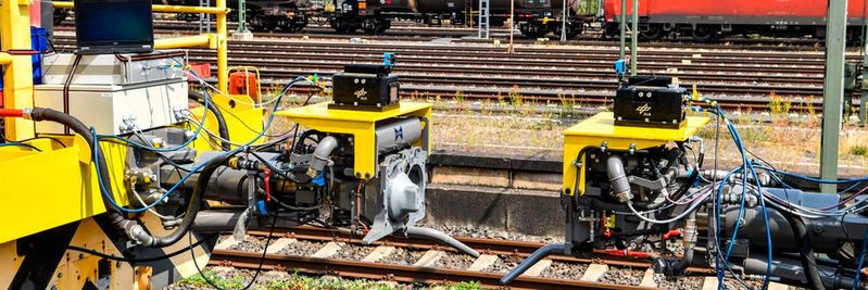 Zug-zu-Zug-Kommunikation im Test: Damit wird das virtuelle Kuppeln von Zügen während der Fahrt zu längeren, virtuellen Einheiten möglich.(Bild:  DLR)