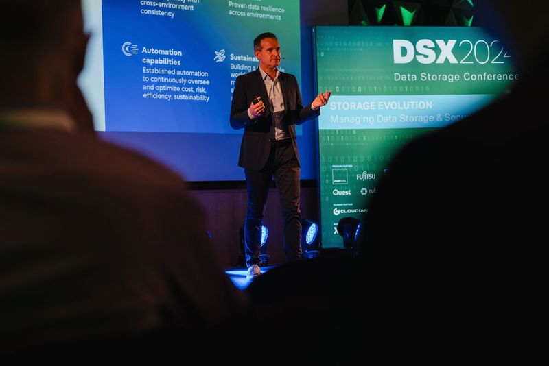 Stefan Roth (FUJITSU) knüpfte an und sprach über artgerechte Datenhaltung. (Bild: Vogel IT-Akademie)