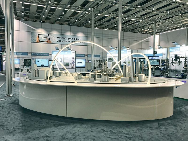 Was Augmented Reality alles leisten kann, zeigt das Großmodell einer Bioethanolanlage von Phoenix Contact – das Exponat ist eines der Highlights auf dem Smart Process Manufacturing Kongress. (Phoenix Contact)
