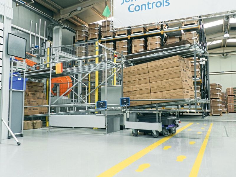 An den Produktionslinien hilft ein Karakuri-System, den Roboter zu entladen.  (MiR)