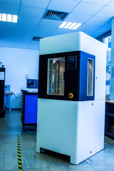 Die homogene Bauraum-Erhitzung auf bis zu 250°C und ein integriertes Temperaturmanagement-System sorgen für einen verbesserten Schichtzusammenhalt des Produkts. (Kumovis)