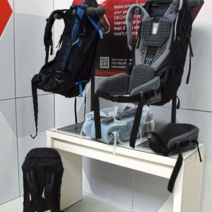 Hoher Tragekomfort, rückenschonendes backpacking und dabei eine gute Luftzirkulation versprechen die 3D-gedruckten Rückenpolster. Links unten der neue Jack Wolfskin mit den Lattice-Strukturen in grünlich-gelb. Der weiße Rucksack in der Mitte hat Oechsler mit Vaude konzipert. Er ist komplett additiv gefertigt. (Bild:  Simone Käfer)