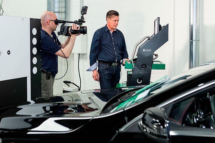 Eine Live-Kalibrierung gab es auch bei Hella Gutmann zu sehen – übertragen auf die große Leinwand im Tagungsraum. (Stefan Bausewein)