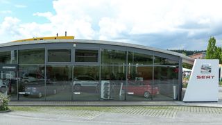 Große Glasflächen laden die Passanten ein, in den 325 Quadratmeter großen Showroom zu kommen. (Bild: Seat)