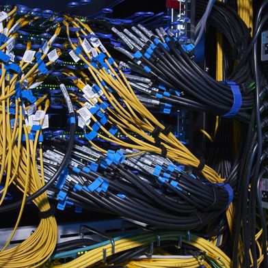 In dem geplanten KI-Rechenzentrum des KIT ermöglichen Hochleistungsverbindungs-Leitungen die Vernetzung zahlreicher Systeme. (Bild: Andreas Drollinger)