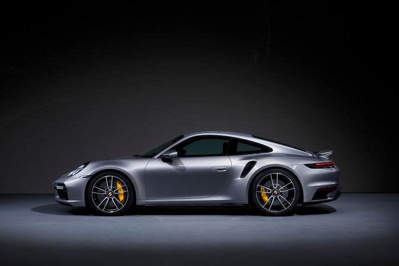 Vorne sind 20-Zöller mit 255er-Reifen, hinten auf 21-Zöller mit 315er-Gummis montiert. (Bild: Porsche)