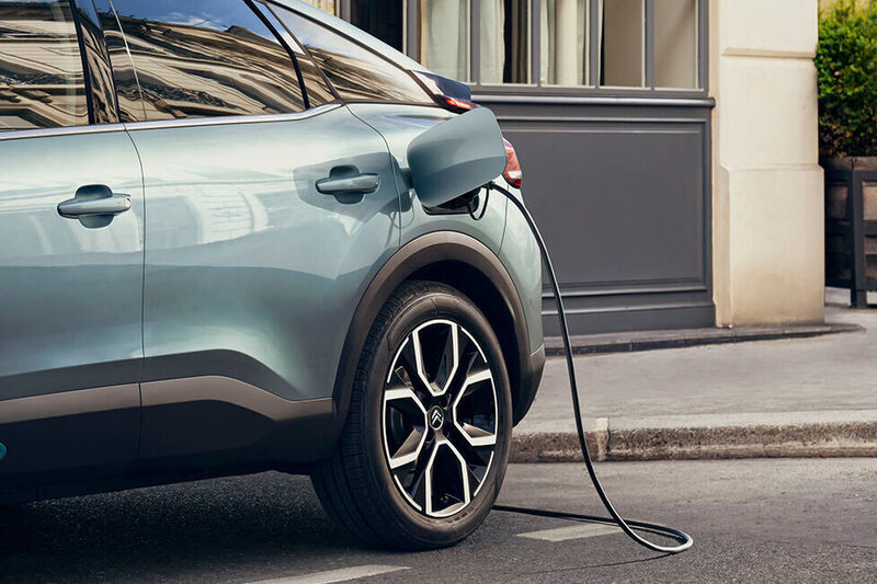 An einer öffentlichen Schnellladestation kann der ë-C4 mit bis zu 100 kW geladen werden, so lässt sich die Batterie in nur 30 Minuten bis zu 80 Prozent wieder aufladen. (Citroën)