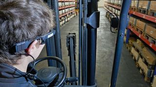 Auch die Arbeit mit dem Stapler läuft dank freier Hände und konsequenter Prozessführung schneller. (Picavi)
