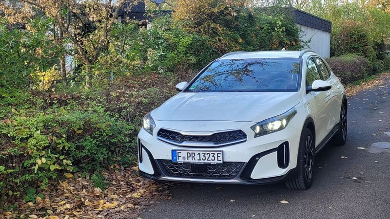 10. Die Höchstgeschwindigkeit gibt Kia mit 160–193 beziehungsweise 155–188 km/h an. Bitte was? Sie ist abhängig vom Ladezustand der Batterie und von der Bereifung. Mit leerer Batterie ist sie niedriger als mit voller – logisch, weil der E-Motor dann unterstützt. Mit 18-Zoll-Rädern, wie auf unserem Testwagen, ist sie 5 km/h niedriger als mit den serienmäßigen 16-Zöllern. (Bild: Wehner - Vogel Communications Group)