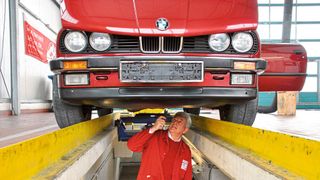 Ein 3er-BMW der Serie E30 ist ein typischer Euro-2-Vertreter, bei dem sich eine H-Zulassung allein aus steuerlicher Sicht nicht zwingend rechnet. (Bild: Dominsky - »kfz-betrieb« )