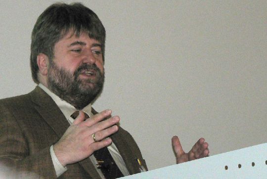 Tipps: Wolfgang König, Robolution, informiert über „Roboterschweißanlagen für die Automobil- und Zulieferindustrie (Archiv: Vogel Business Media)