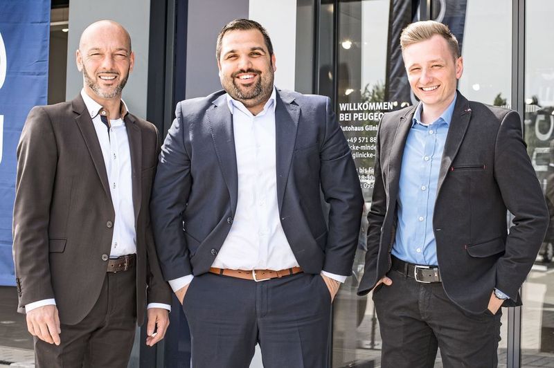 Wollen Peugeot in Minden etablieren: (v.li.) Göktug Kubilay Iyidogan (Verkaufsberater), Cihan Kanber (Verkaufsleiter) und Kevin Bergen (Azubi).  (Autohaus Glinicke/Kaesler)