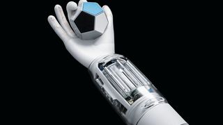 Die Bionic Soft Hand kann einen zwölfseitigen Würfel so drehen, dass am Ende eine vorher festgelegte Seite nach oben zeigt. (Festo)