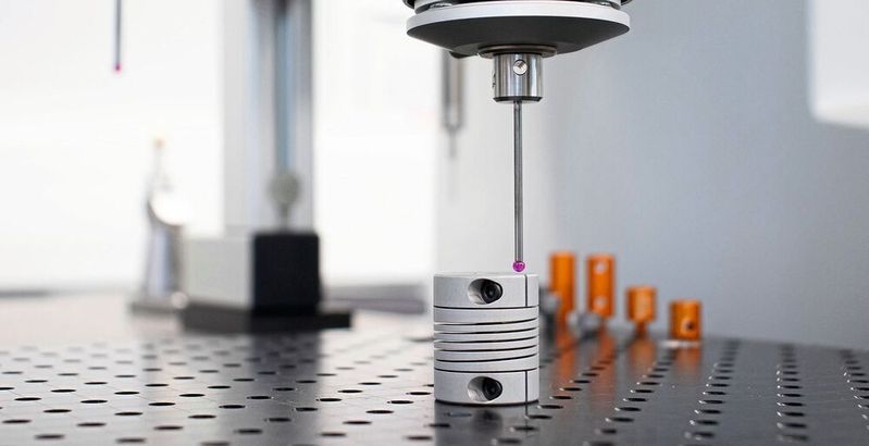 Diese Wendelkupplung fertigt Ringspann als One-Piece-Solution aus rostfreiem Stahl oder Aluminium. Helixförmig verlaufende Nute – die Wendeln – verleihen der Wellenverbindung flexible Bereiche mit exakt berechenbarer Elastizität.(Bild:  Ringspann)