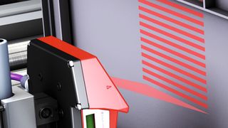 Mit Hilfe eines Schwenkspiegels scannen Barcodeleser von Leuze Electronic selbst große Lesefelder problemlos. (Leuze)