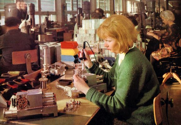 Messköpfe werden verdrahtet. Die Aufnahme stammt aus dem Jahr 1963. (Bild: Rohde & Schwarz)