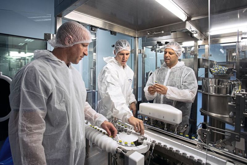 Die Linie „Ted“ aus Reinigungsmaschine, Sterilisationstunnel und einer Füll- und Verschließplattform unterstützt Aspen Pharmacare bei der Abfüllung in große Vials und Karpulen. (Bild: Syntegon)