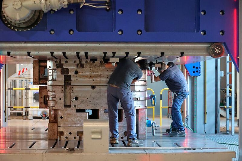 Rüsten eines mittelgroßen Werkzeugs auf der MIL 409. Die neue Tuschierpresse verfügt über eine Tischgröße von 4000 x 4000 Millimetern. Insgesamt dürfen die Formen bis zu 180 Tonnen wiegen. Damit kann die Tuschierpresse auch sehr große und schwere Gigacasting-Werkzeuge effizient und sicher handhaben.  (Bild: Maschinenmarkt/rw)