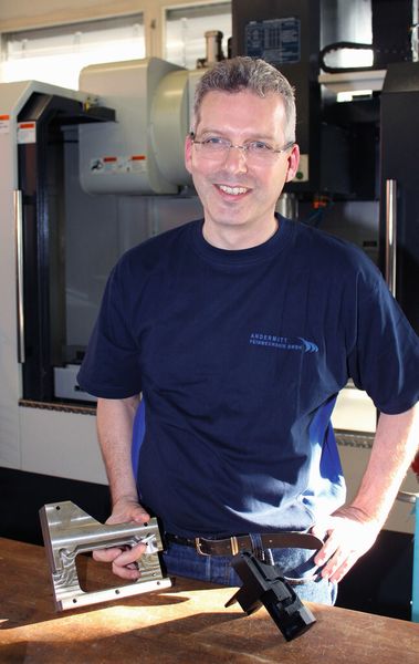 «Diese Bauteile mussten früher bis zu siebenmal eingespannt werden, bis sie komplett bearbeitet waren. Heute fräsen und bohren wir fünfseitig in einer Aufspannung», Marco Andermatt, Inhaber Andermatt Feinmechanik GmbH (Bild: pL Lehmann)