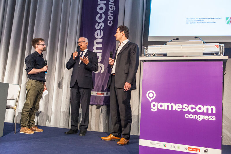 Gamescom-Congress-Eröffnung mit (v.l.): Andreas Garbe (ZDF info), Hans Werner Bartsch (Bürgermeister der Stadt Köln), Maximilian Schenk (BIU) (Koelnmesse GmbH)