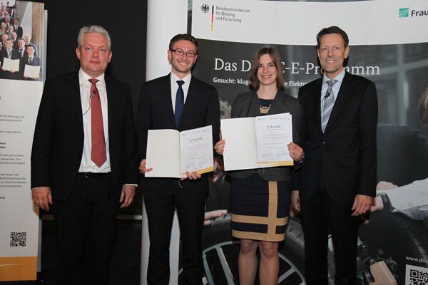 Die Preisträger Jonathan Jürgens und Lisa Braun (Mitte) mit Dr. Georg Schütte (links) und Prof. Dr. Dr. Alexander Verl (rechts) (Bild: Stephan Rauh, BMBF)