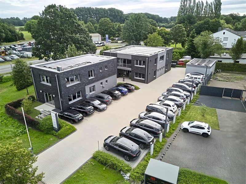 Für die Umstellung der Fahrzeugflotte wurden 23 neue Ladesäulen auf dem Firmengelände der Planungsbüro Jansen GmbH installiert.  (Bild: Planungsbüro Jansen GmbH)