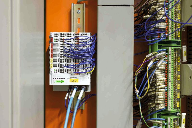 Das Wago-I/O-System 750 bildet die Schnittstelle zwischen der neuen CNC-Steuerung und der bestehenden Maschinensteuerung. (Bild: Oskar Eyb/vor-ort-foto.de)