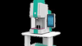 Die Flex Press Compact von Tox mit höhenverstellbarem Untergestell für ergonomisches Arbeiten und 
individuelle Anpassung. (Bild: Tox)