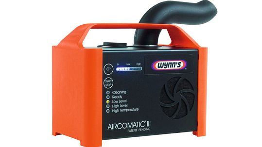 Das Wynns Aircomatic kommt bereits bei der Reinigung von Kfz-Innenräumen im Zuge einer Klimaanlagenwartung zum Einsatz.(Bild:  Wynns)