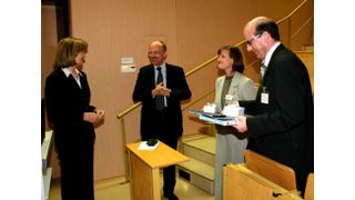 Der Präsident der Hochschule Lausitz, Prof. Dr. Günter H. Schulz (2. v. li.) und Prof. Dr. Eva Hille (li.) dankten den Referenten der Fachtagung, Petra Krummel und Walter Stolz. (Archiv: Vogel Business Media)