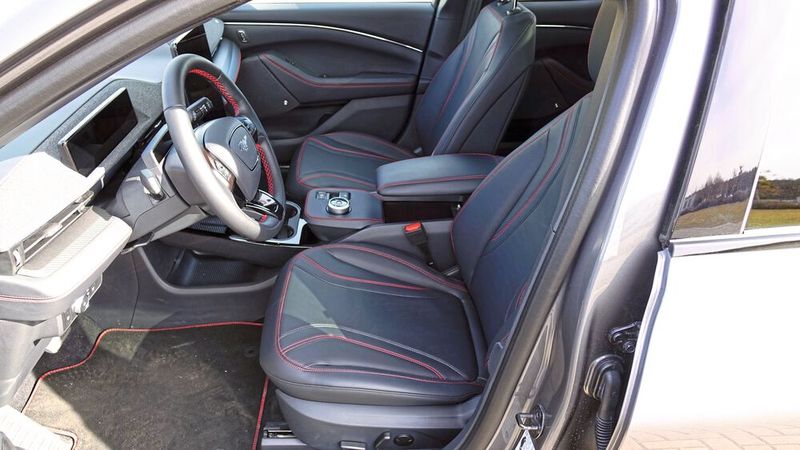 Verglichen mit den drögen Innenräumen vieler früherer Ford-Modelle ist der Mustang Mach-E richtig hochwertig eingerichtet. (Bild: Rosenow/»kfz-betrieb«)