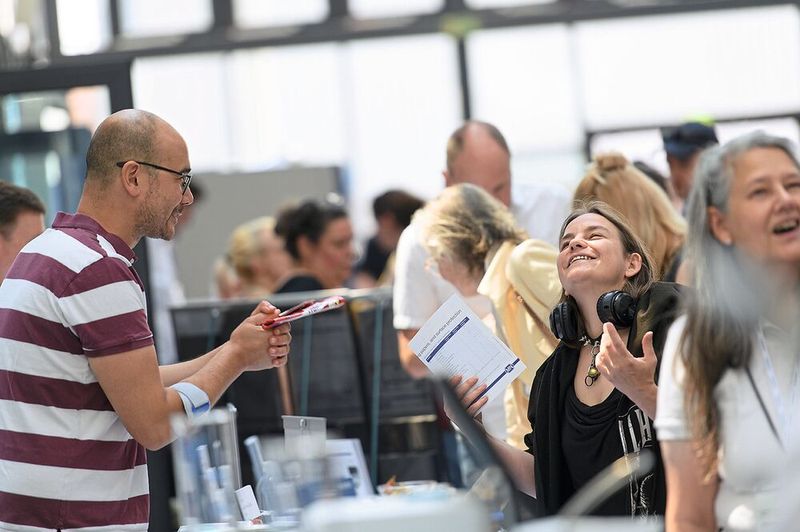 „Endlich“ – So sieht wohl dieses befreiende Gefühl aus, wenn man genau das richtige fürs eigene Labor gefunden hat. Und jemanden, der die Probleme bei der Arbeit versteht und womöglich sogar lösen kann.   Mehr Infos zu den kommenden LAB-SUPPLY-Messen finden Sie auf www.lab-supply.info  (Bild: Stefan Stark)