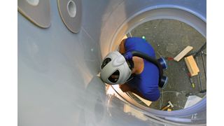 Das Schweissen erfolgt unter Vollschutz. Unten der elastische Ring, der die Auskleidung andrückt, oben zwei Stabilisierungskragen an den Stutzen. (Bild: Klaus Vollrath)