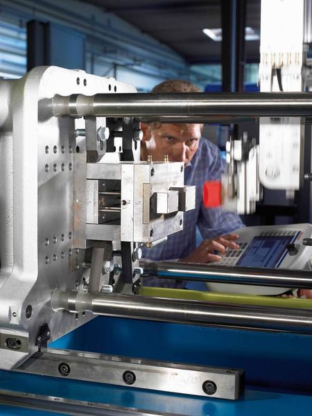 3-Achs-Handling-System mit IndraMotion MLC zur Entnahme von Kunststoffspritzgussteilen. (Archiv: Vogel Business Media)