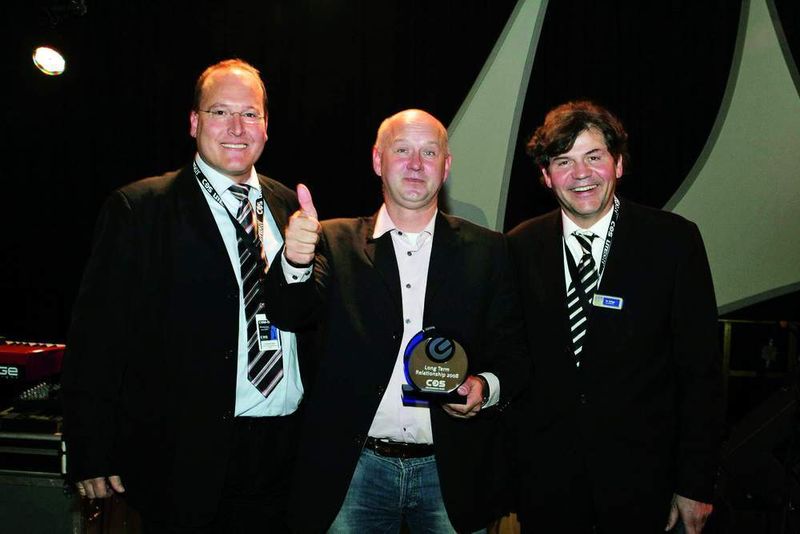 Für die langjährige Kundenbeziehung zu COS bekam Stefan Montag (M.), Acer Distribution Account Manager, den »Long Time Relationship Award« überreicht von COS-Chef Michael Krings (r.) und Christoph Runge (l.), Leiter Einkauf und Produktmarketing bei COS. (Archiv: Vogel Business Media)