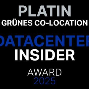 Grünes Co-Location – Platin: LEW TelNetÜber das LEW Green Data Center:Die LEW TelNet GmbH zählt zu den führenden Telekommunikationsanbietern in Südwestbayern – mit eigenem Netz sowie Internet-, Telefonie-, IT-, Cloud- und Rechenzentrumsservices.Das LEW Green Data Center, eines der ersten grünen Co-Location-Rechenzentren, erreicht einen PUE-Wert von 1,2 und gehört damit zu den effizientesten seiner Art. Im Regelbetrieb nutzt es 100 % erneuerbare Energien und Abwärme. Zertifizierungen nach DIN EN 50600 und ISO/IEC 27001 sowie umfassende Sicherheitsmaßnahmen gewährleisten maximale IT-Sicherheit.Mehr Infos unter: LEW Green Data Center(Bild:  Vogel IT-Medien GmbH)