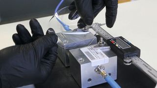 Roboter müssen in der Lage sein, menschliche Handlungen vorherzusehen und Absichten zu erkennen. Dafür braucht es flexible Metamaterialien bzw. flächige Metasurface-Antennen mit hochintegrierter Elektronik, um die nahe Umgebung erfassen zu können. (Bild: Fraunhofer FHR/Alexander Belas)