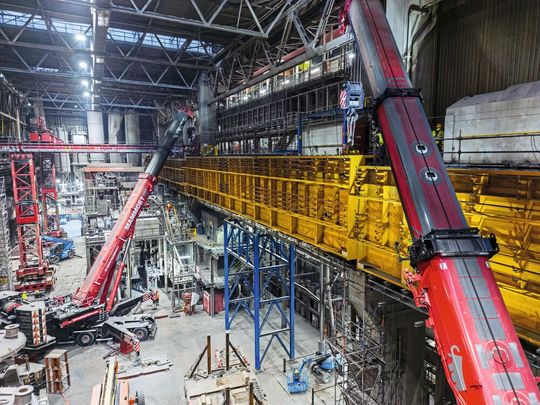 Montage eines neuen Kranbahnträgers mit Blick auf das Gantry-System links. (Bild:  Thyssenkrupp Steel)