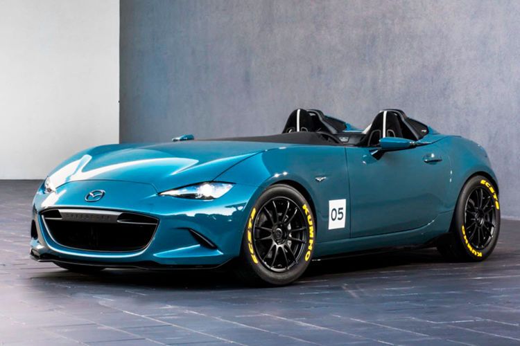 Noch weniger Gewicht als das Serienmodell bringt mit gerade mal 943 Kilo der MX-5 Speedster auf die Waage. Dafür hat das blau lackierte Konzeptfahrzeug keine Windschutzscheibe. (Foto: Mazda)