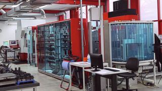 Die Automatisierung ermöglicht ein mannloses Arbeiten rund um die Uhr, auch übers Wochenende. Im Vordergrund an der Stirnseite der Anlage ist die Messmaschine Zeiss Vista positioniert. (Zimmer & Krein)