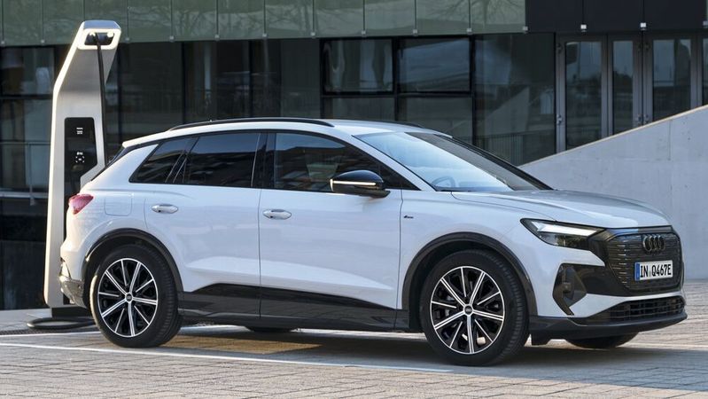 Audi will schon im Sommer – und damit vorzeitig – seine E-Autos vom Agentur- in das Händlervertriebsmodell zurückführen. Im Bild: der Q4 E-Tron.(Bild:  Audi AG)