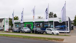 Der Autopunkt Falkensee ist seit gut 30 Jahren am Standort in der Coburger Straße 8 in Falkensee in der Nähe von Berlin zu finden.  (Bild: Rosenow/»kfz-betrieb«)