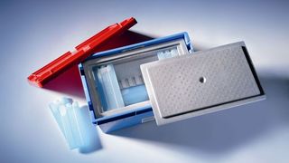 Die neue, mehrwegfähige Kühlbox garantiert, kühlpflichtige Medikamente in einem Temperaturspektrum von + 2 bis + 8 °C zu halten. (Archiv: Vogel Business Media)