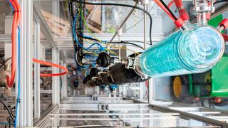 Hier entsteht Oxymethylenether; synthetischer Dieselkraftstoff. Mit ihm wollen Forscher der TU München Emissionen im Verkehr senken. (Jan Winter/TUM)