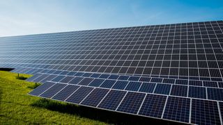 Die allermeisten Photovoltaikmodule kommen heute aus dem Einparteienstaat China, die europäische PV-Industrie verschwindet fast im Grundrauschen des Marktes. Dabei ließe sich eine Produktionskapazität von 30 Gigawatt etablieren, ist Matthias Taft, Vorstandschef der Baywa RE, überzeugt. Schließlich habe die heimische PV-Industrie einen Technologievorsprung. (Bild: frei lizenziert)