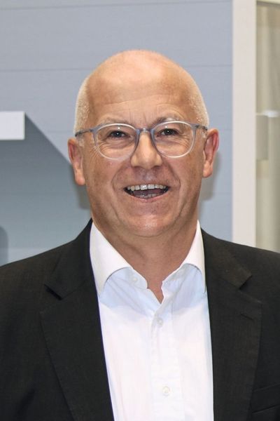 Leitung abgegeben: Zum 1. Juli übernimmt Thomas Sonntag (im Bild) die Geschäftsführung bei Jettainer. Er tritt die Nachfolge von Carsten Hernig an. Der studierte Maschinenbauingenieur verfügt über mehr als zehn Jahre Erfahrung in verschiedenen Führungsfunktionen. (Jettainer GmbH)