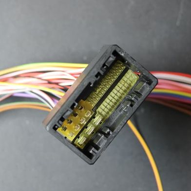 Für diese konfektionierten Kabel mussten 18 Varianten eines Steckers für Testsysteme hergestellt werden. (Bild: BMF)