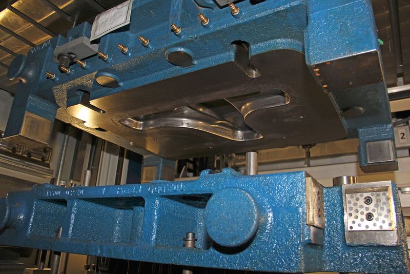 Blick in ein Presshärtewerkzeug: Um die notwendigen Eigenschaften zu erreichen, werden die Oberflächen, die das heiße Blech berührt, mittels Plasmanitrieren gehärtet. Blick in ein Presshärtewerkzeug: Um die notwendigen Eigenschaften zu erreichen, werden die Oberflächen, die das heiße Blech berührt, mittels Plasmanitrieren gehärtet.