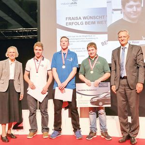 Die Gewinner der Poly­mechaniker-Disziplinen (Mitte v. r. n. l.) Patrick Meier (CNC-Drehen), Silvio Tönz (CNC-Fräsen) und Marco Michel (Automation) sowie Paulette Binkert von der Binkert-Stiftung und Fraisa-­Geschäftsführer Thomas Nägelin (r.).